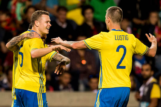Sveriges Viktor Claesson jublar med Mikael Lustig