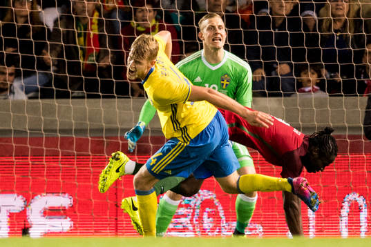 Sveriges Filip Helander får ont i knäet i
