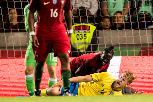 Sveriges Filip Helander har ont i knäet