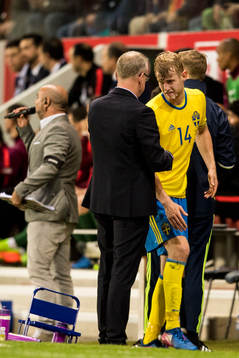 Sveriges Filip Helander pekar på sitt knä och pratar med