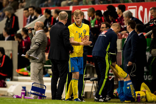 Sveriges Filip Helander pratar med Sveriges förbundskapten