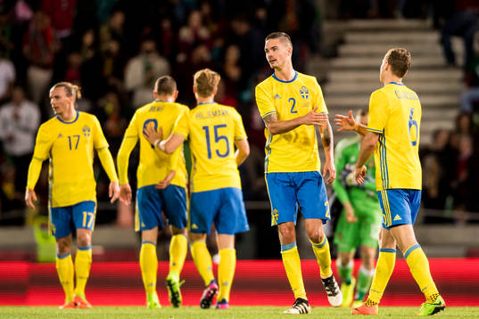 Sveriges Mikael Lustig och Viktor Claesson tackar varandra