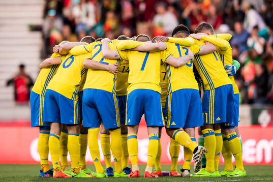 Sveriges spelare samlas i en ring