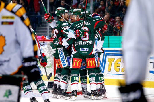 Frölundas Simon Hjalmarsson jublar med lagkamrater