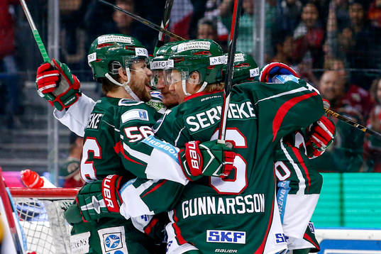 Frölundas Simon Hjalmarsson jublar med lagkamrater