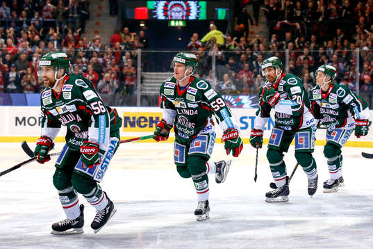 Frölundas Simon Hjalmarsson jublar
