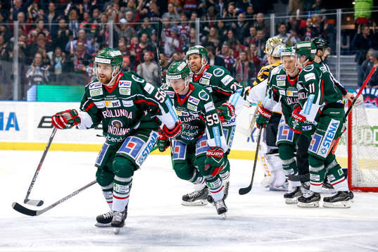Frölundas Jonathan Sigalet och Simon Hjalmarsson jublar