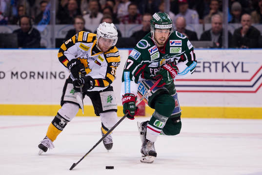 Skellefteås Sebastian Ohlsson jagandes Frölundas