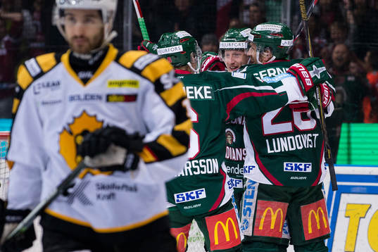 Frölundas Simon Hjalmarsson jublar och omfamnas