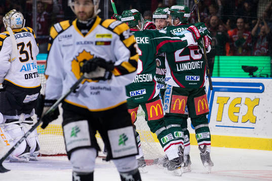 Frölundas Simon Hjalmarsson jublar och omfamnas