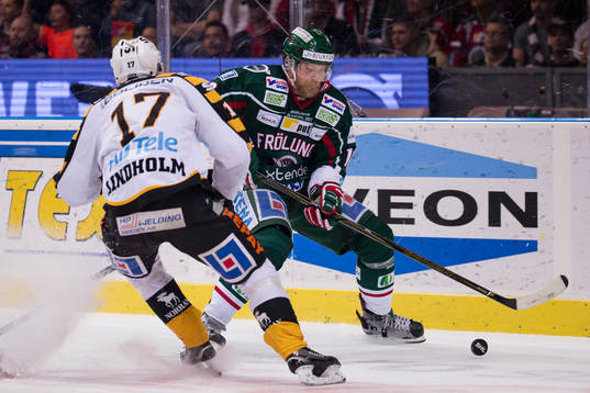 Skellefteås Pär Lindholm mot Frölundas Sean Bergenheim