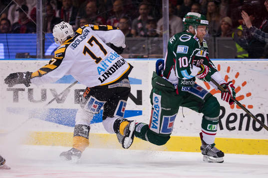 Skellefteås Pär Lindholm försöker tackla Frölundas