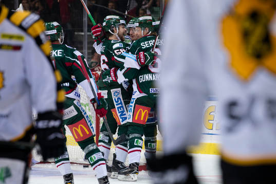 Frölundas Simon Hjalmarsson jublar och omfamnas