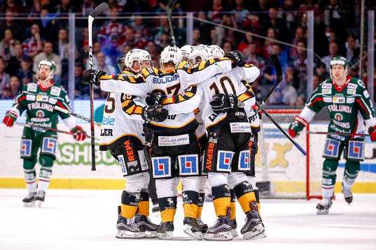 Skellefteås Joakim Lindström jublar med lagkamrater