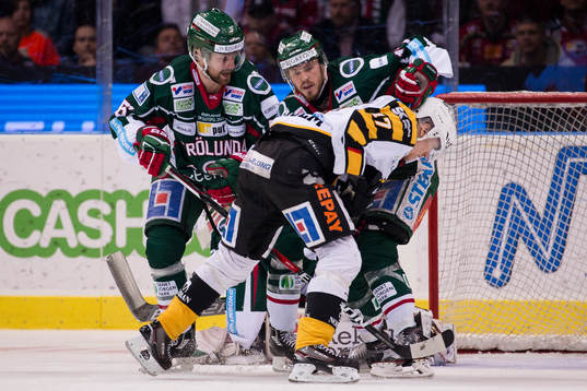 Frölundas Jonathan Sigalet och Sebastian Stålberg håller