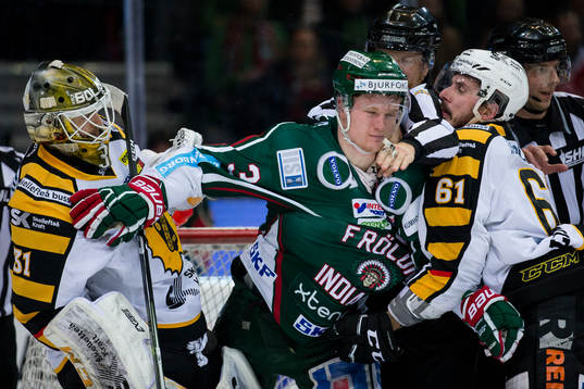 Skellefteås målvakt Joni Ortio och Fredrik Lindgren i