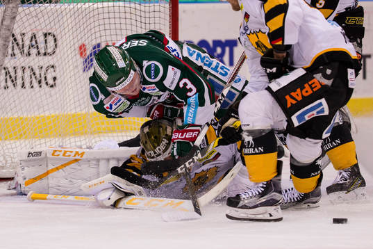 Skellefteås målvakt Joni Ortio och Niclas Burström