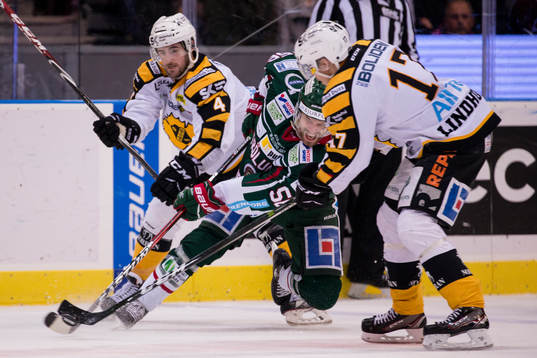Skellefteås Bud Holloway och Pär Lindholm mot Frölundas