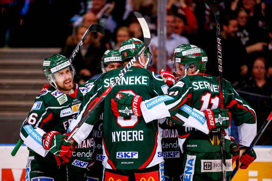 Frölundas Jonathan Sigalet jublar med lagkamrater
