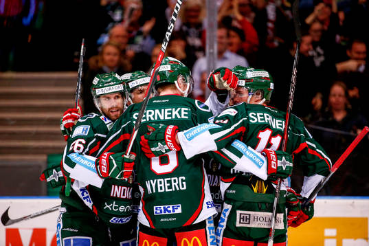 Frölundas Jonathan Sigalet jublar med lagkamrater