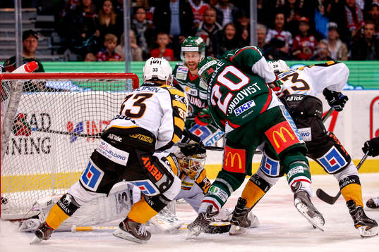 Skellefteås målvakt Joni Ortio blockerar framför