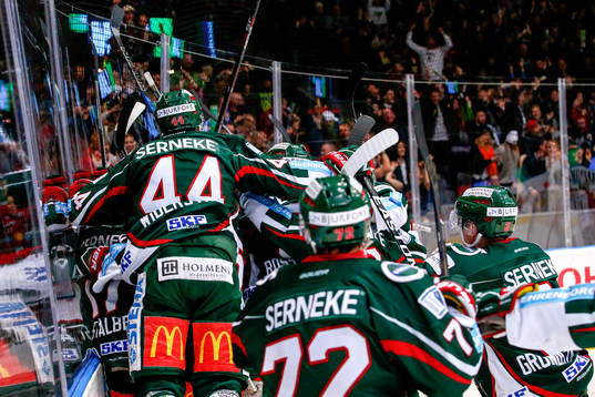 Frölundas Victor Olofsson jublar med lagkamrater