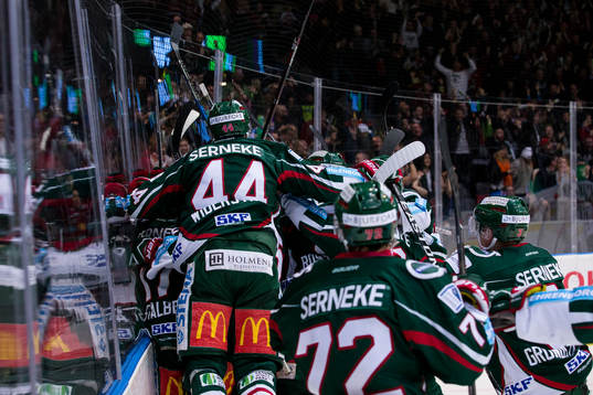 Frölundas Victor Olofsson omfamnas