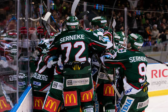 Frölundas Victor Olofsson omfamnas