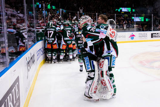 Frölundas målvakt Johan Gustafsson och målvakt Dan