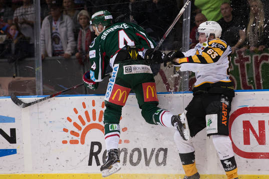 Frölundas Jacob Larsson tacklar Skellefteås Sebastian Aho