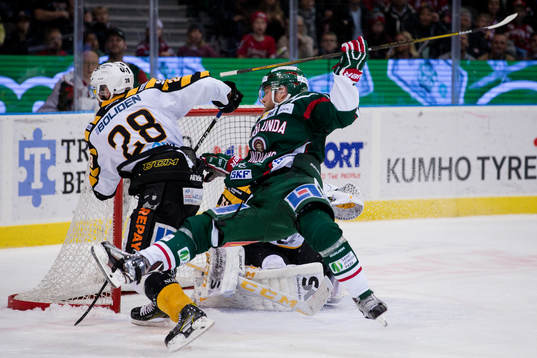 Skellefteås Johan Alm tacklar Frölundas Sean Bergenheim