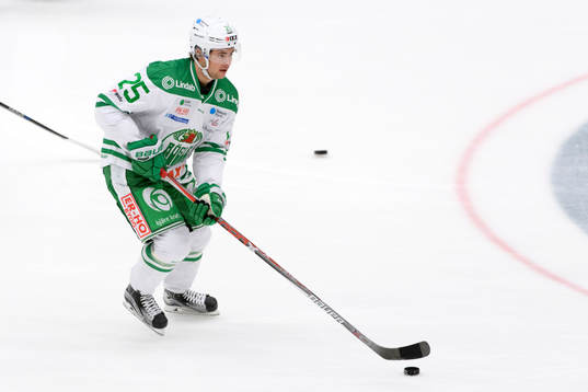 Rögles Ludvig Elvenes värmer upp innan ishockeymatchen i