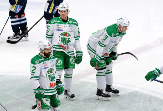 Rögles Ludvig Elvenes värmer upp innan ishockeymatchen i