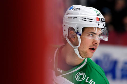 Rögles Ludvig Elvenes värmer upp innan ishockeymatchen i