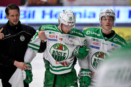 Rögles Cade Fairchild får hjälp av isen