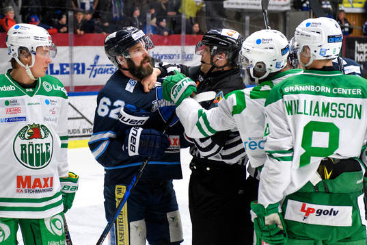 Karlskogas Daniel Wessner bråkar med Rögles Edwin Hedberg