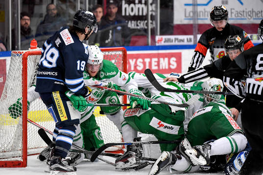 Stökigt framför Rögles målvakt Anders Lindbäck