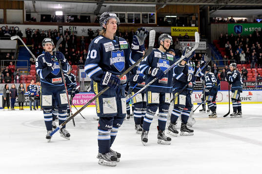 Karlskogas Juliuz Persson tackar publiken