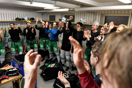 Rögle spelarna jublar i omklädningsrummet