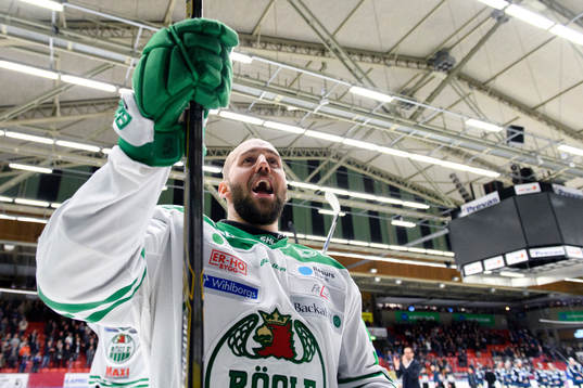 Rögles Felix Schütz jublar