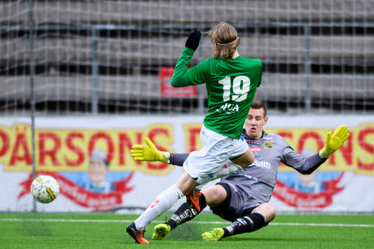 Elfsborgs målvakt David Olsson räddar Jönköpings Linus
