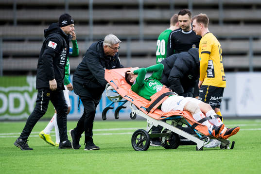 Jönköpings Igor Popanicic körs ut på bår