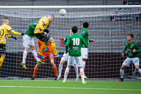 Elfsborgs Ibrahim Dresevic (mitt i bild) nickar in 1-0