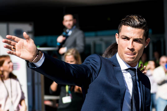 Portugals Cristiano Ronaldo anländer när han får