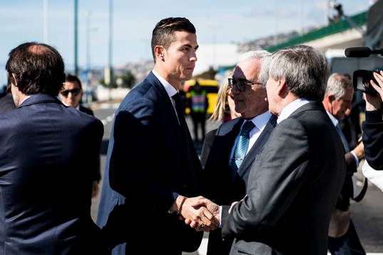 Portugals Cristiano Ronaldo anländer när han får