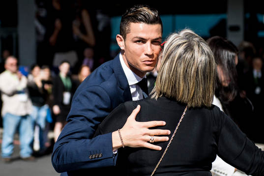 Portugals Cristiano Ronaldo anländer när han får