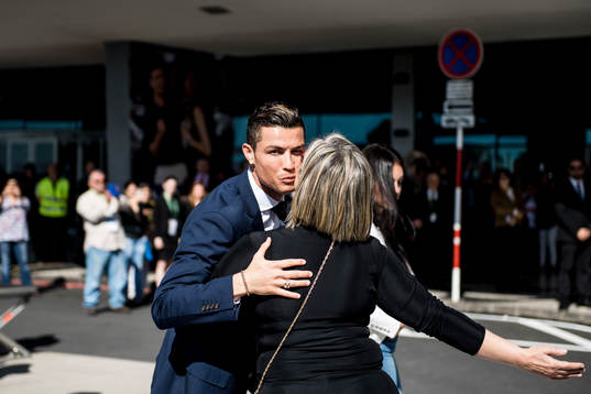 Portugals Cristiano Ronaldo anländer när han får