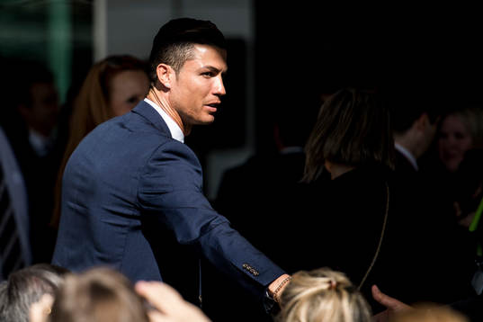 Portugals Cristiano Ronaldo anländer när han får