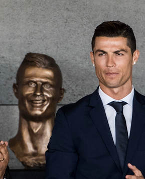 En staty som skall föreställa Portugals Cristiano Ronaldo