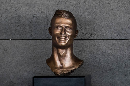 En staty som skall föreställa Portugals Cristiano Ronaldo